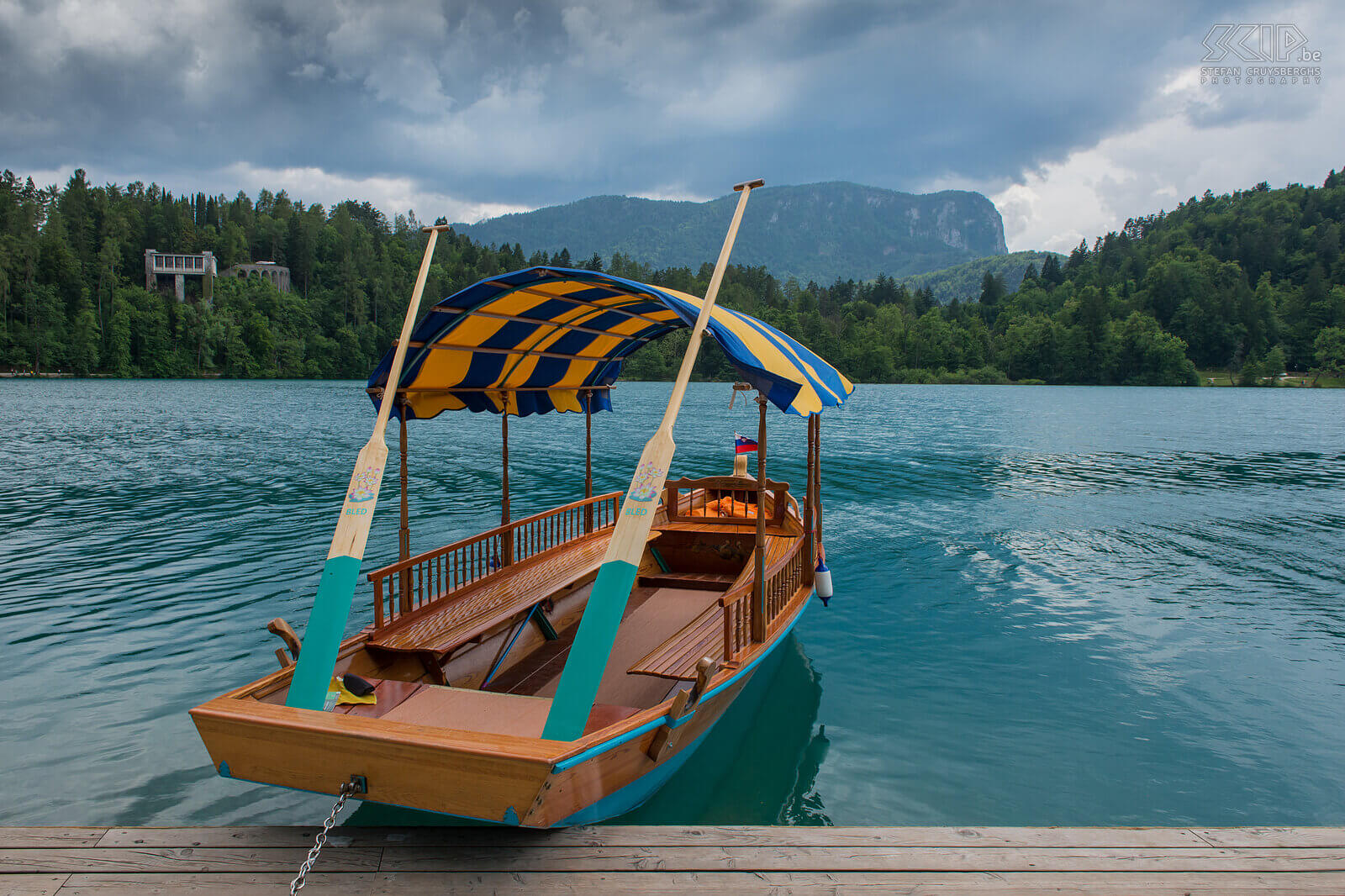 Bled - Pletna Het eiland van het meer van Bled kan je bereiken met de traditionele houten pletnaboten. Stefan Cruysberghs